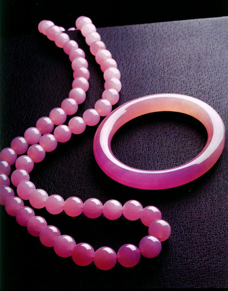  p>紫色翡翠也叫紫罗兰玉,即紫色的 a href="#" data-lemmaid="5573">