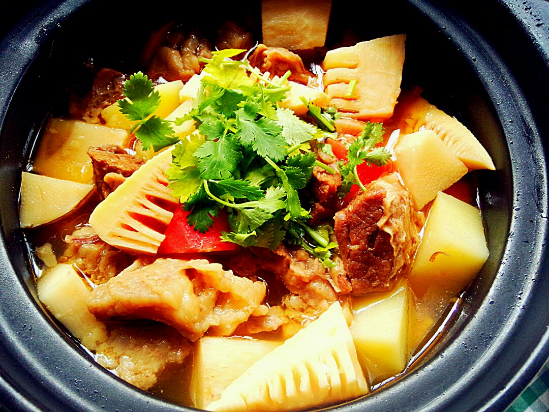  p>冬笋炖腊肉是一道广东省的特色传统名菜,属于粤菜系.