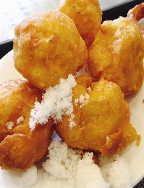 主要制作材料是面粉,配料是鸡蛋液,香草粉,奶油,调料是白糖,通过大火