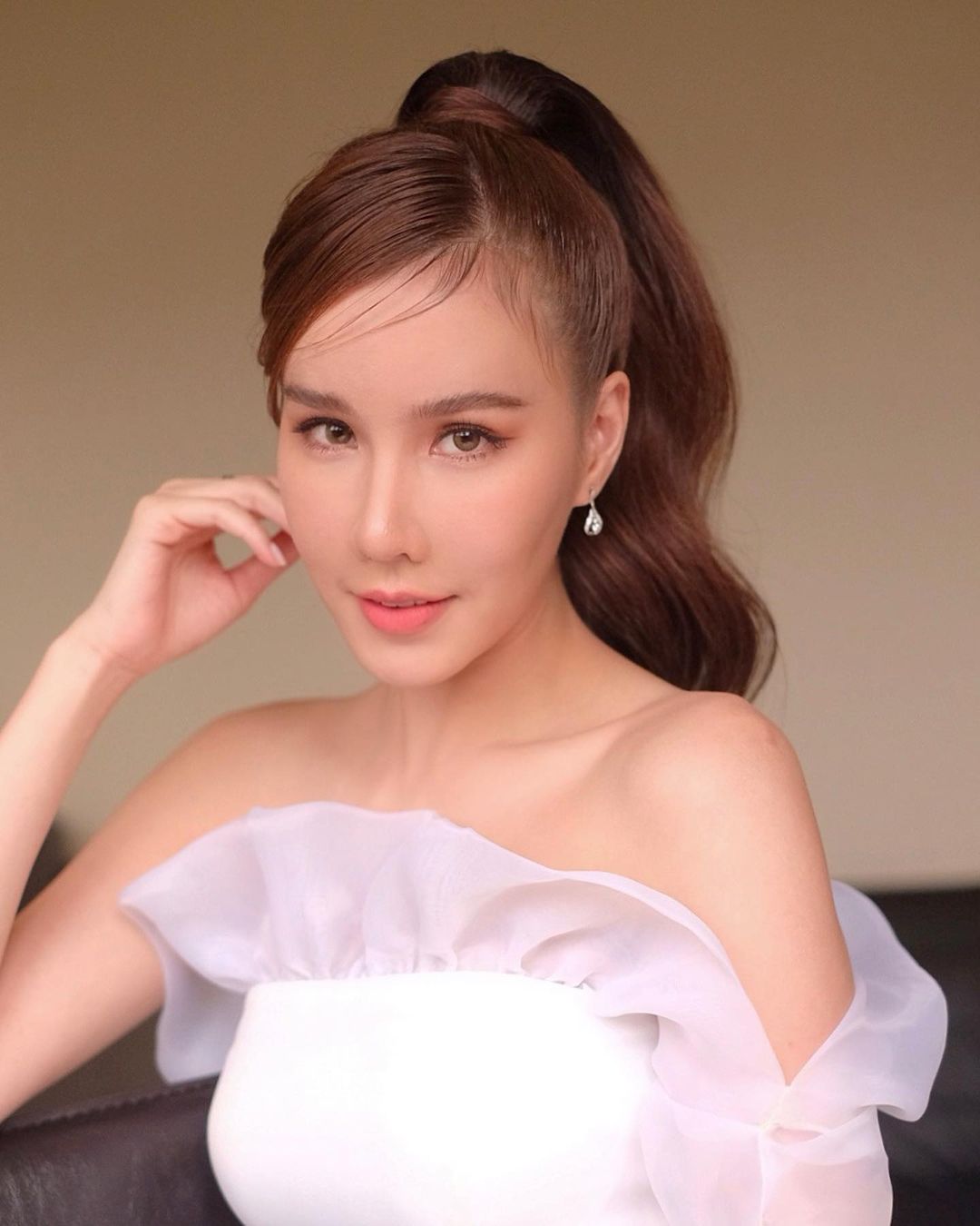 1988年10月20日出生于泰国春武里府,泰国七台签约女演员,毕业于 a