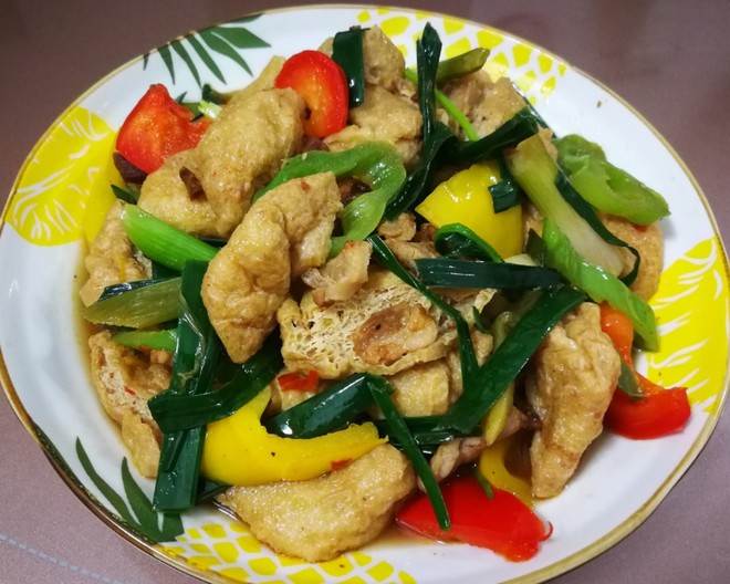 蒜苗炒油豆腐是由豆腐等为主要食材做成的一道菜品,属于汉族传统家常