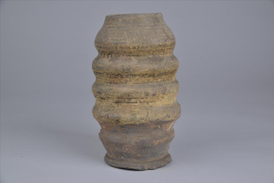 明黄釉陶谷仓罐