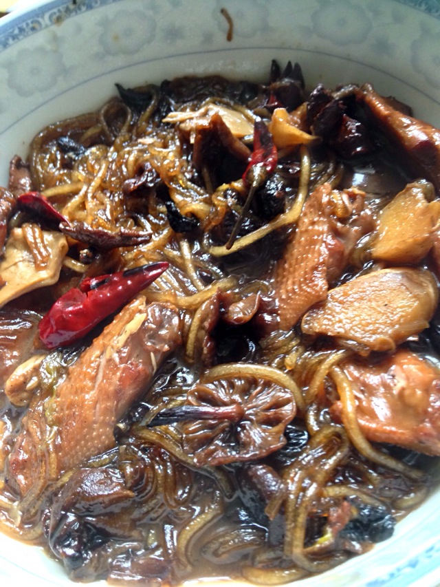  p>榛蘑炖鸡肉煲是一道菜品,制作原料主要有东北 a target="_blank"