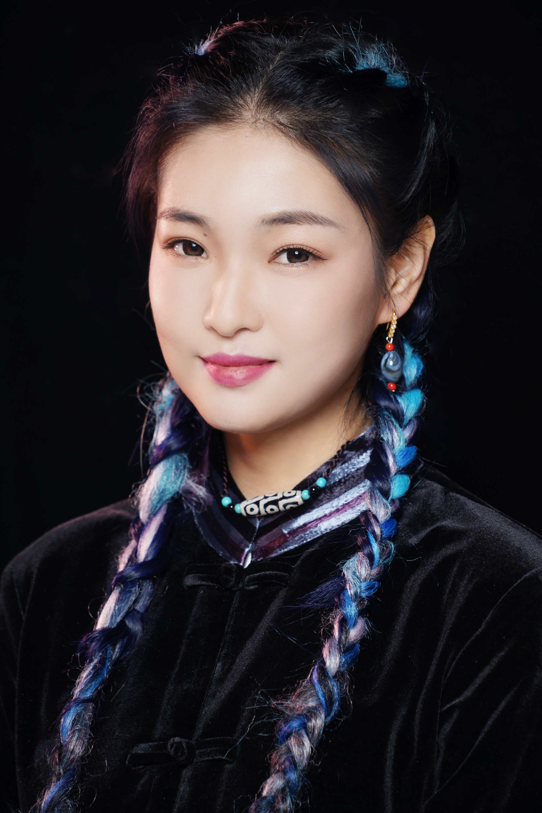 " data-ctrid="2hznjljovf8">德德,原名德吉措,出生于青海贵德,歌手