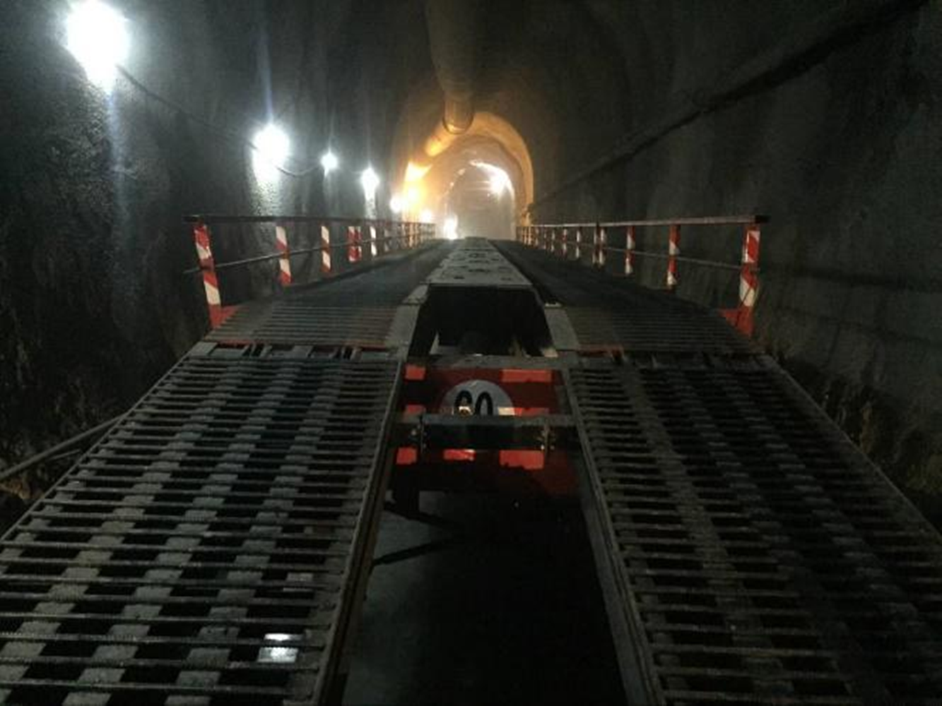 单线铁路隧道自行式仰拱栈桥带模板施工工法