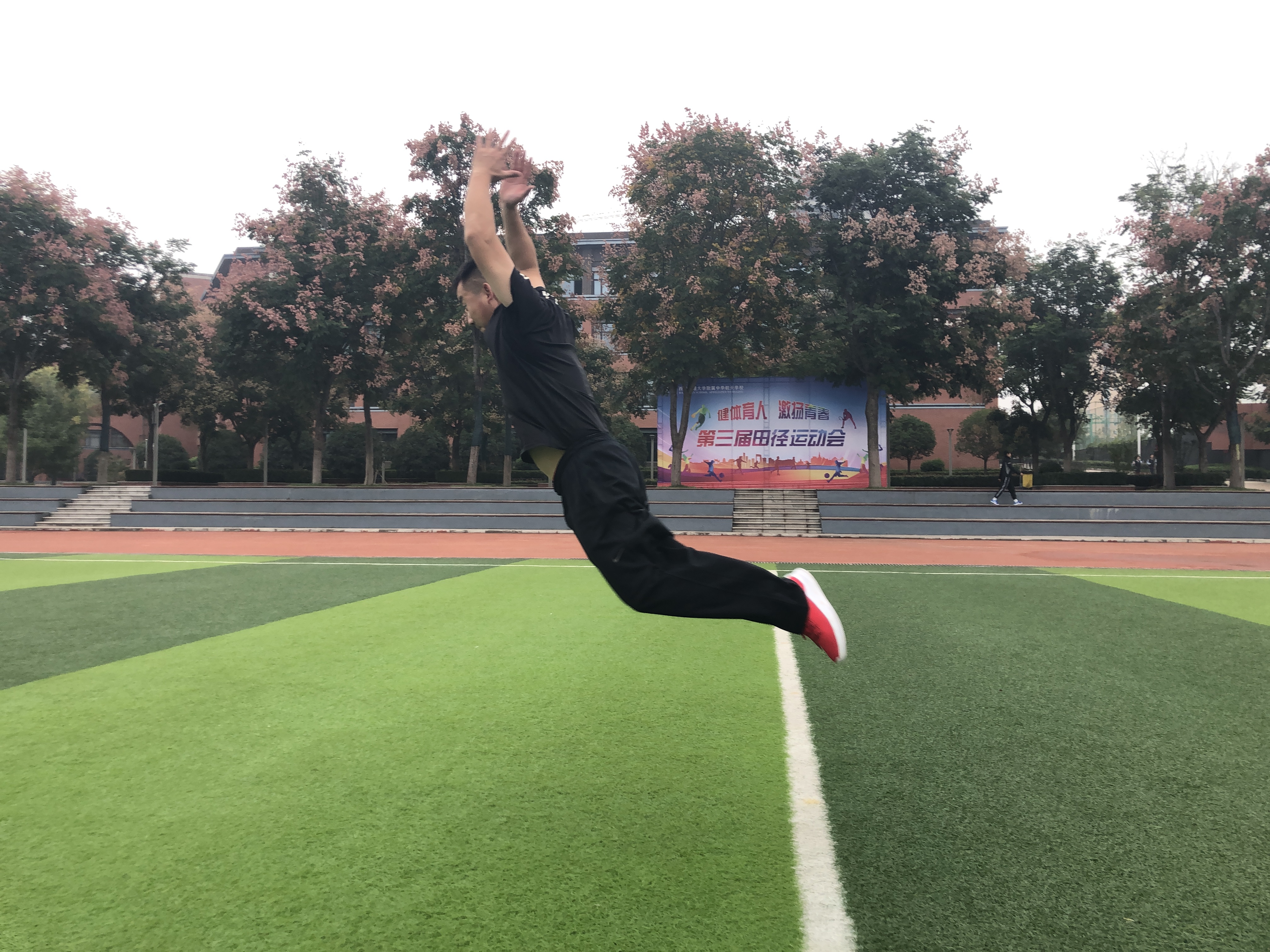  p>立定跳远是指不用助跑从立定姿势开始的跳远,是集弹跳, a target="