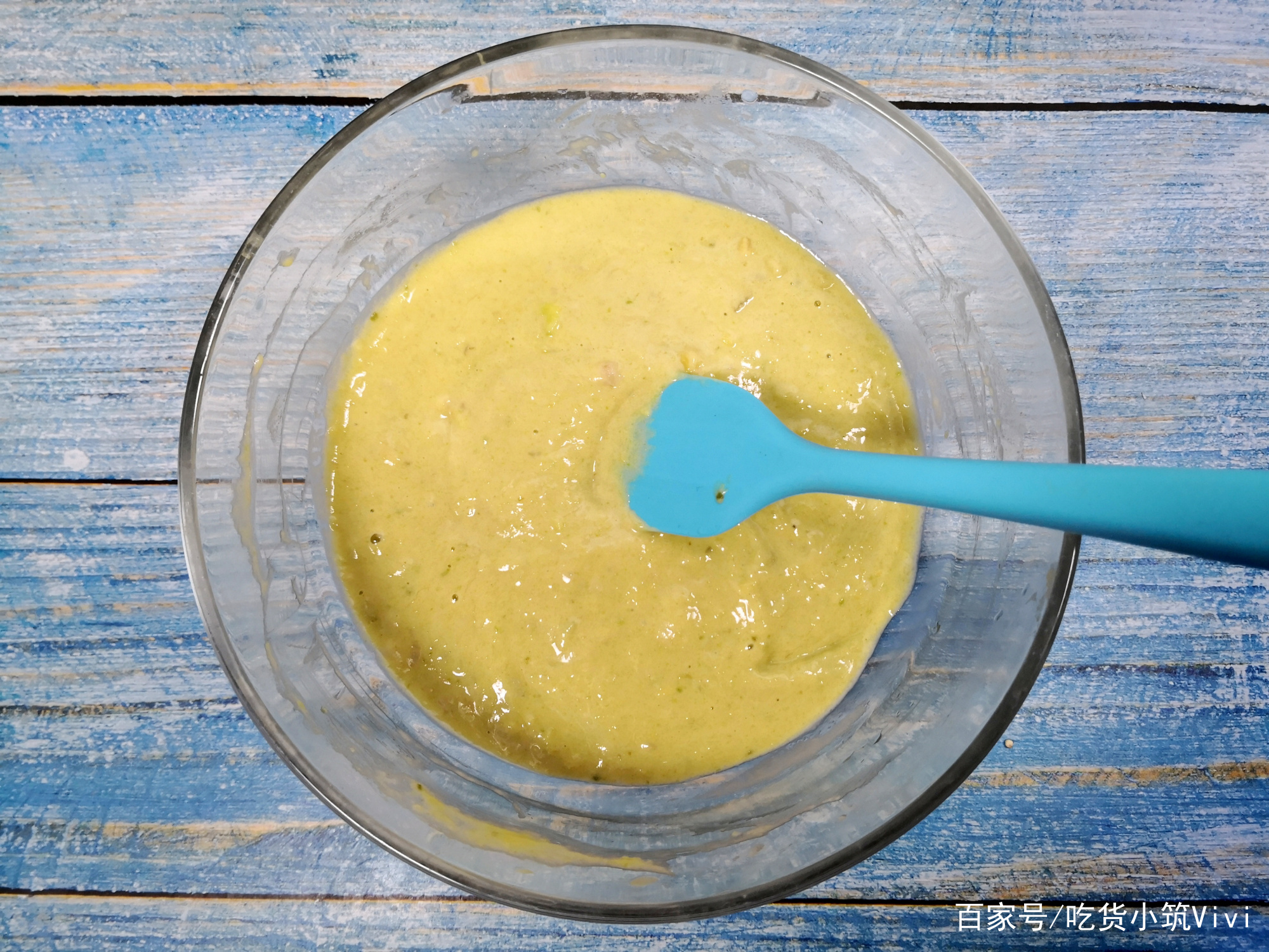 早餐新搭档：牛油果香蕉蛋糕，无油无糖暄软可口，搭配豆浆很美味_百科TA说