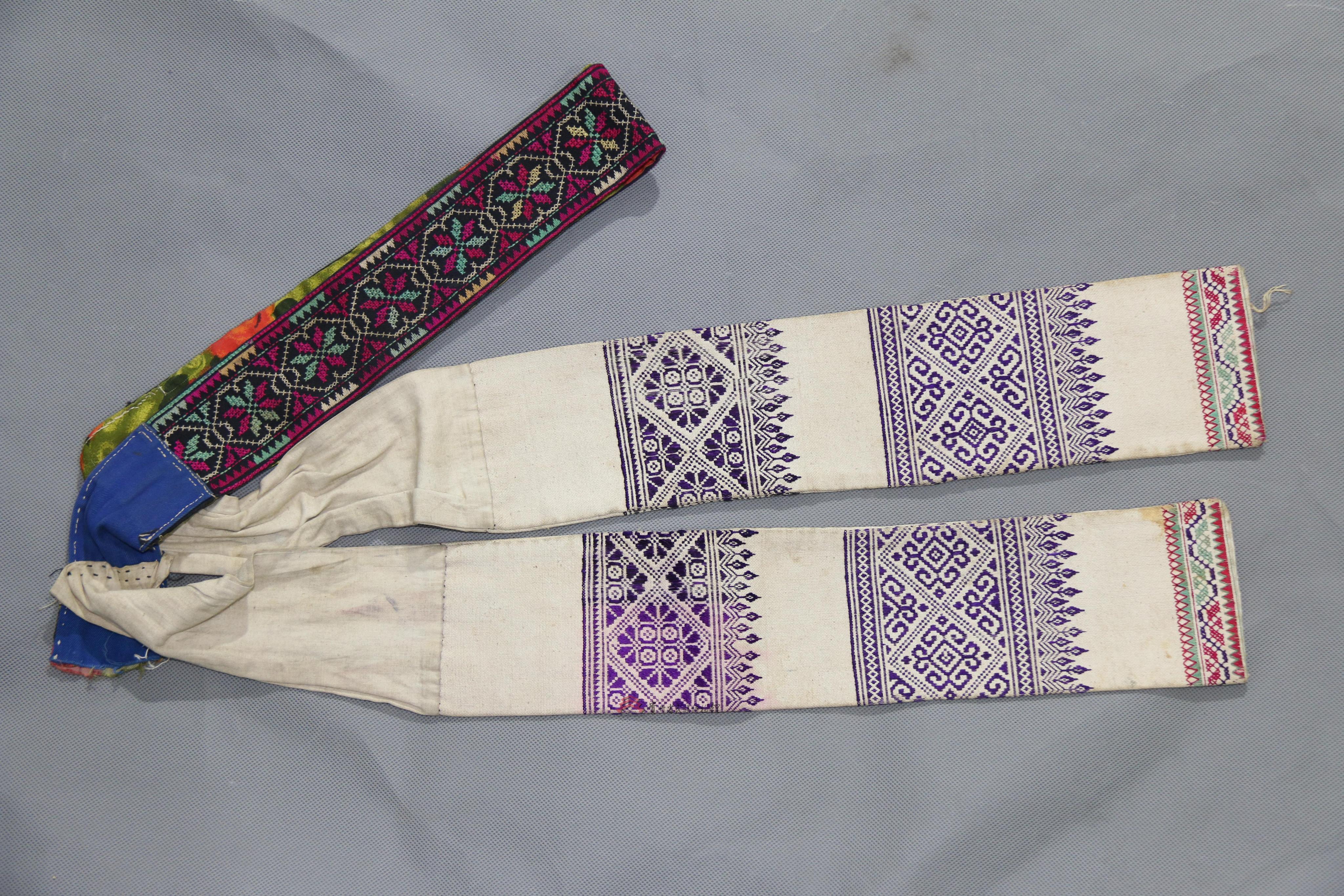 当代安龙苗族挑花八瓣花纹腰带