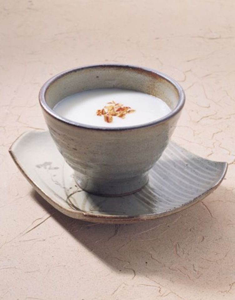  p>奶酒主要为我国北方游牧民族所酿造与饮用.