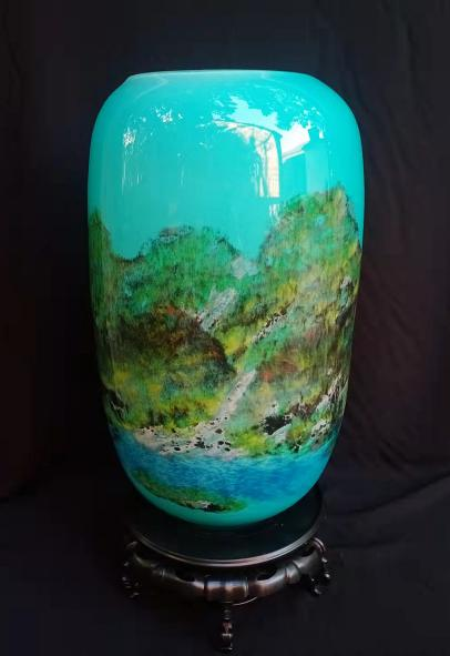  p>李冰,男,1977年12月生于山东省淄博市,师从中国琉璃艺术大师 a