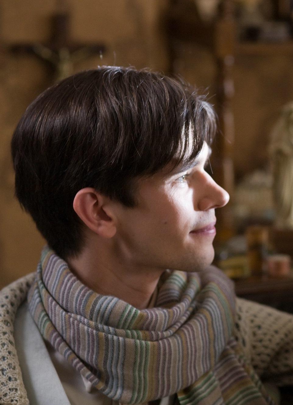 年10月14日出生于英国贝德福德郡,毕业于英国皇家戏剧学院,英国男演员