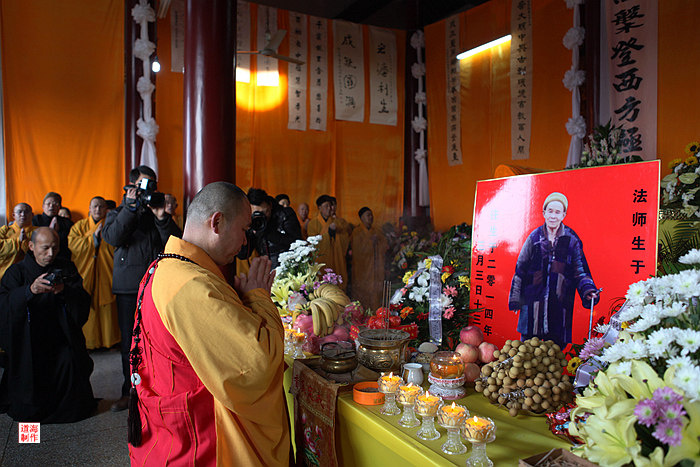  p>宏成法师生于1910年,俗名杨宏春,安徽无为人.