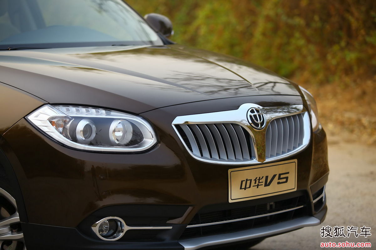  p>中华v5是中华汽车推出的首款suv车型,车头线条圆润,前保险杠非常