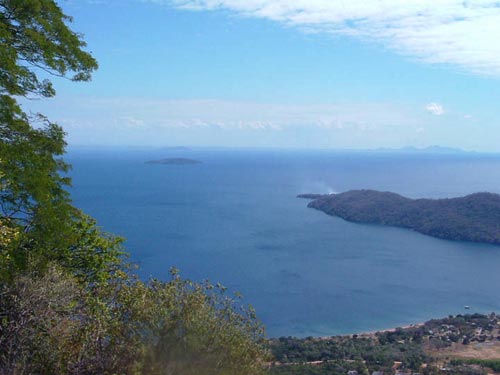 位于非洲东非大裂谷最南面,非洲第三大湖泊.