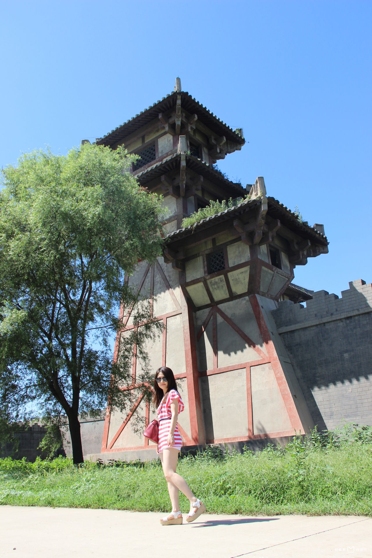  p>涿州影视城,位于河北省保定市涿州市码头镇,是以影视拍摄和制作