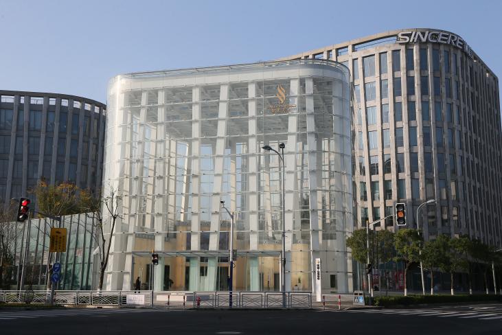 星光天地是位于闵行区申虹路683号的综合型购物中心,在整个协信"星光