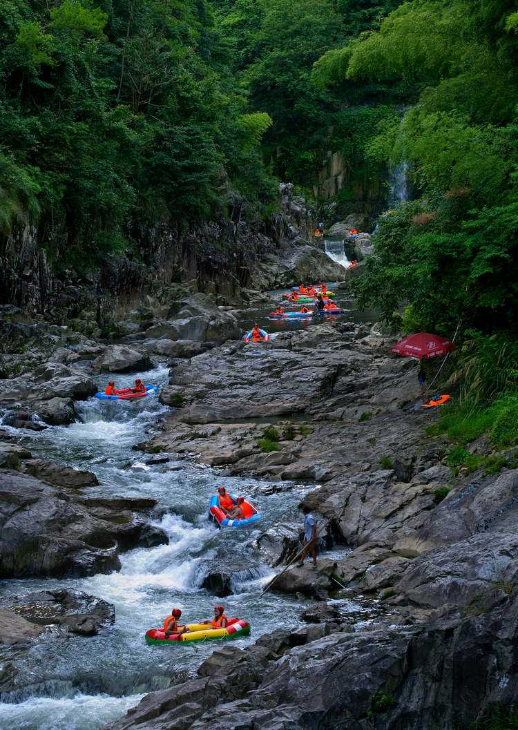  p>泽雅漂流位于温州市泽雅风景区内,泽雅漂流位于七瀑涧景区入口处