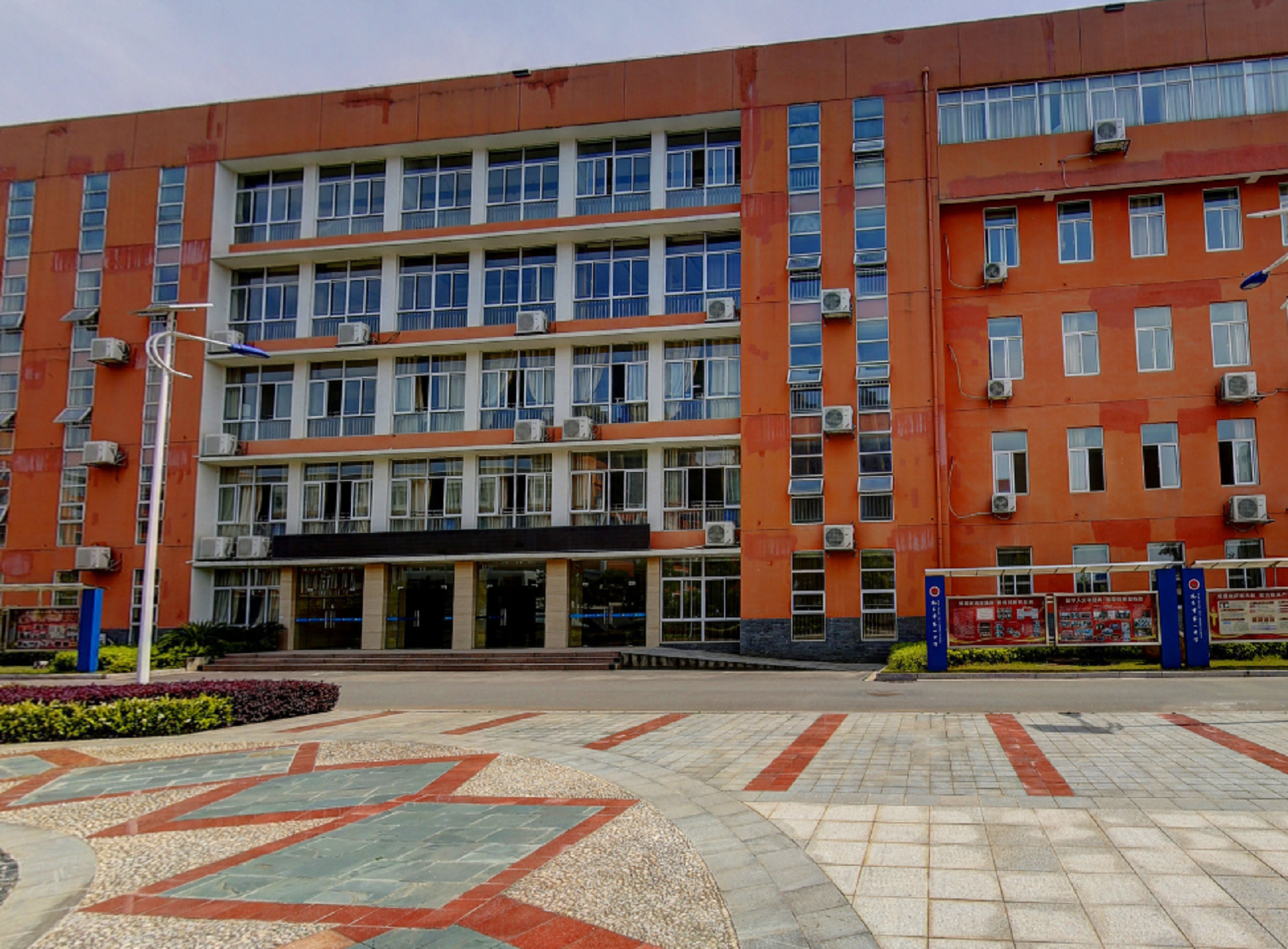 1 middle school of nanchang)简称"南昌一中",是一所南昌市教育局