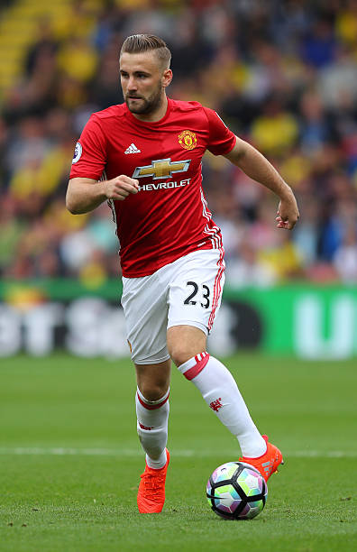  p>卢克·肖(luke shaw),1995年7月12日出生于英国伦敦的泰晤士河畔