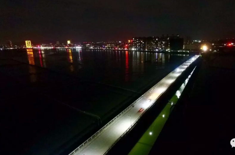 是陆丰市三大镇之一,地处陆丰市东南部,位于甲子渔港之滨,东隔瀛江与 