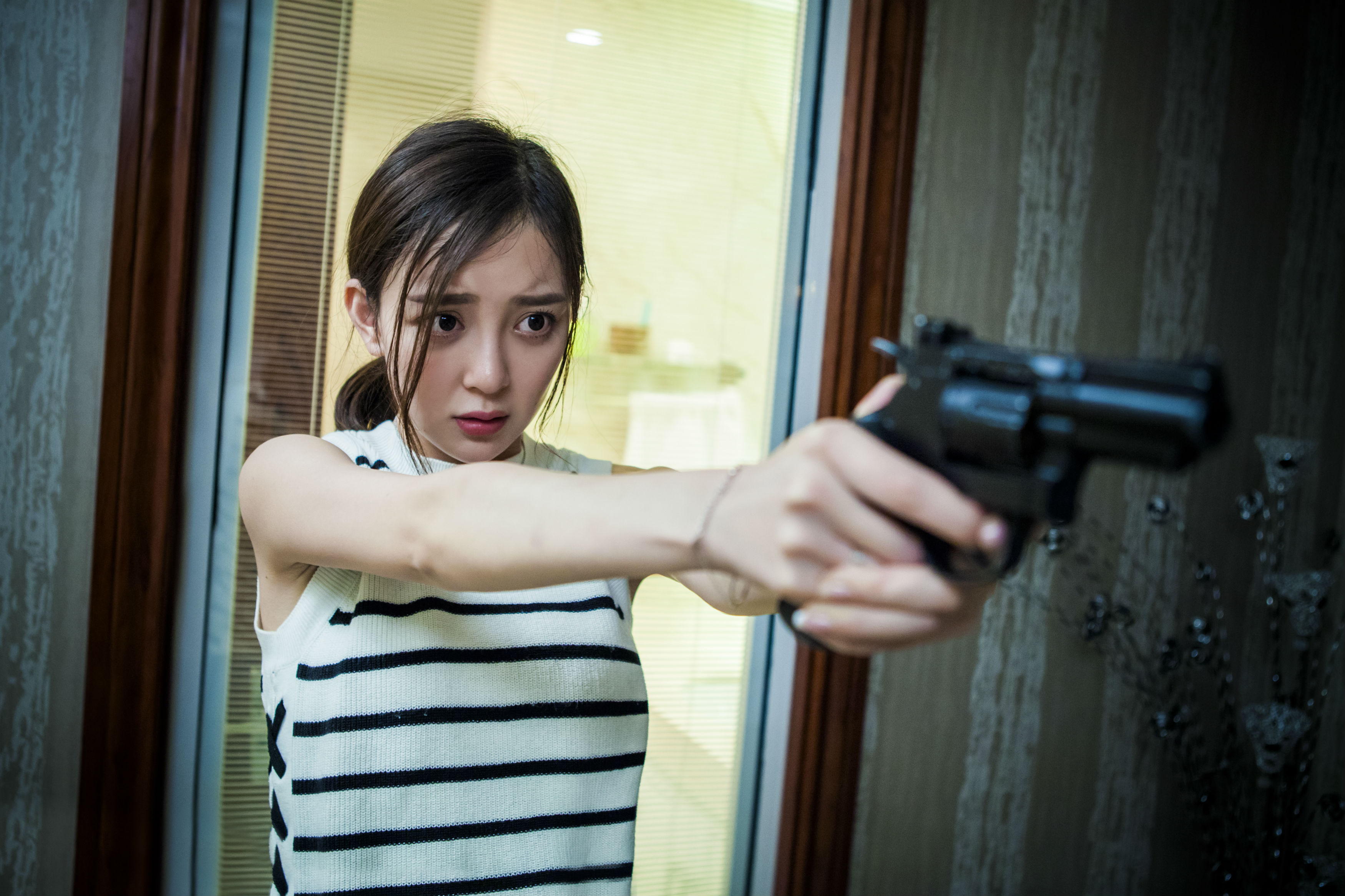 行李箱里的少女