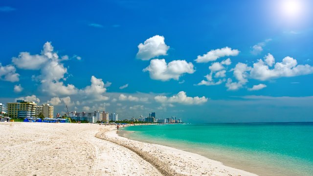  p>迈阿密海滩是美国著名的海水浴场,也是全世界名列前茅的观光胜地