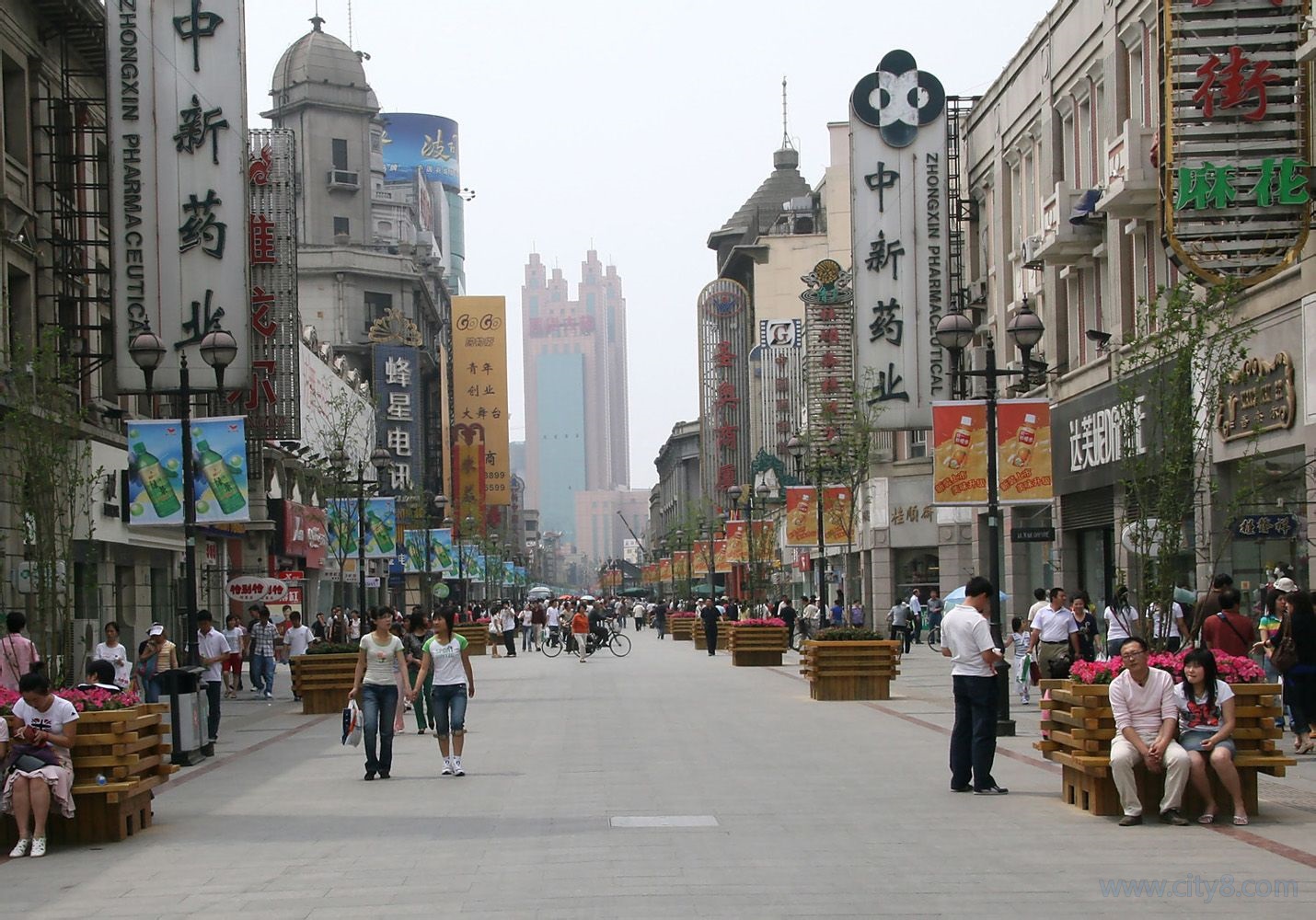  p>天津和平路步行街是天津的一条 a data-lemmaid="4942178">商业