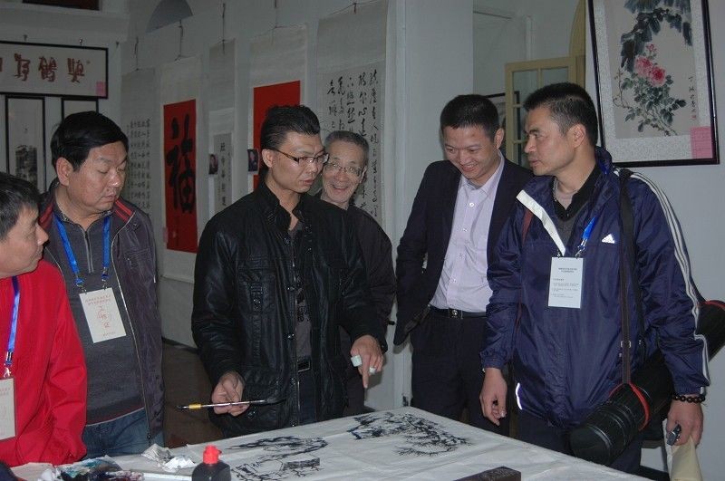  p data-id="gnbca5tpdk">胡林龙,中国美术家