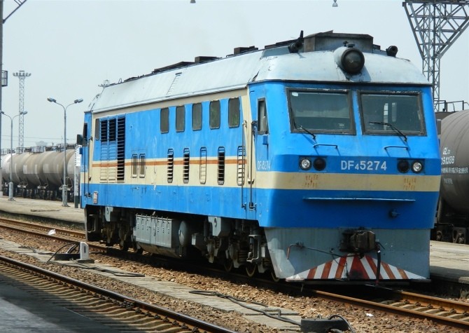  p>东风4ck型内燃机车(df4ck),即东风4c型5274,5275号机车,是 a