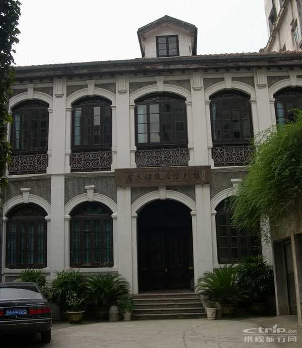 结构的笨重墙墩与柱式艺术风格的矛盾而创造产生了被称为券柱式的组合