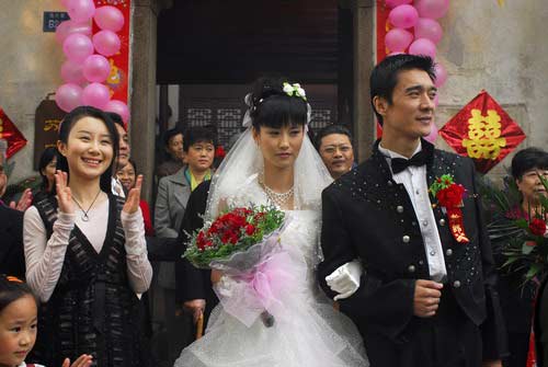 《红官窑》是李森执导,崔麟,张永胜编剧,李进荣,舒畅等主演的都市电视