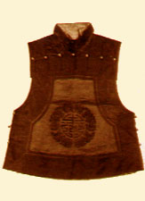 前襟横作一字形者叫"一字襟马甲",也叫"马甲",满族称它为"巴图鲁坎肩"