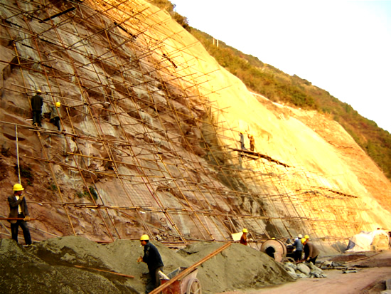 "陡","高"是高切坡主要形态特征.