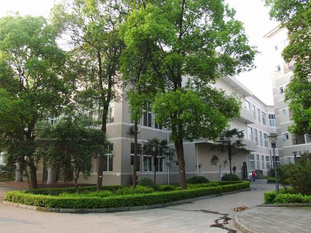 高级中学校(luzhou senior high school)位于四川省泸州市忠山路二段