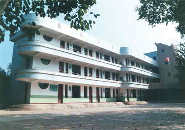  p>武汉经济技术开发区汉阳三中创办于 1954 年,是我区具有五十余年办