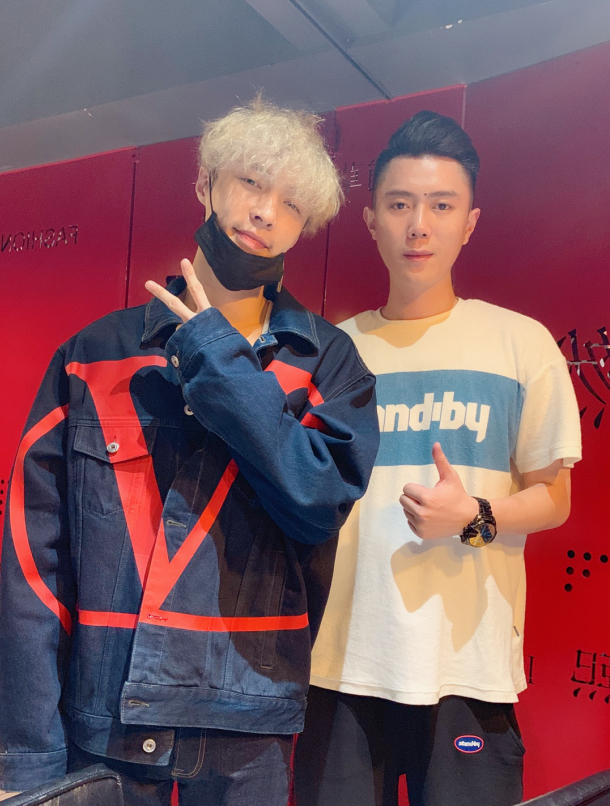 1989年8月6日出生于四川成都,2006年参加空军部队,2008年曾经参加过