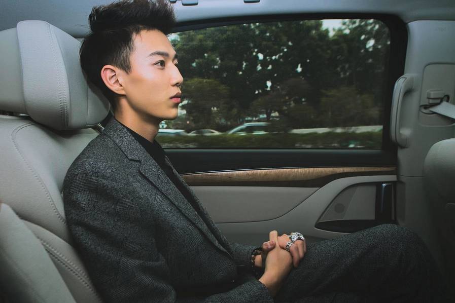 2017年发布《带你去旅行》出道,发表当日即占领各大音乐排榜第一位,已