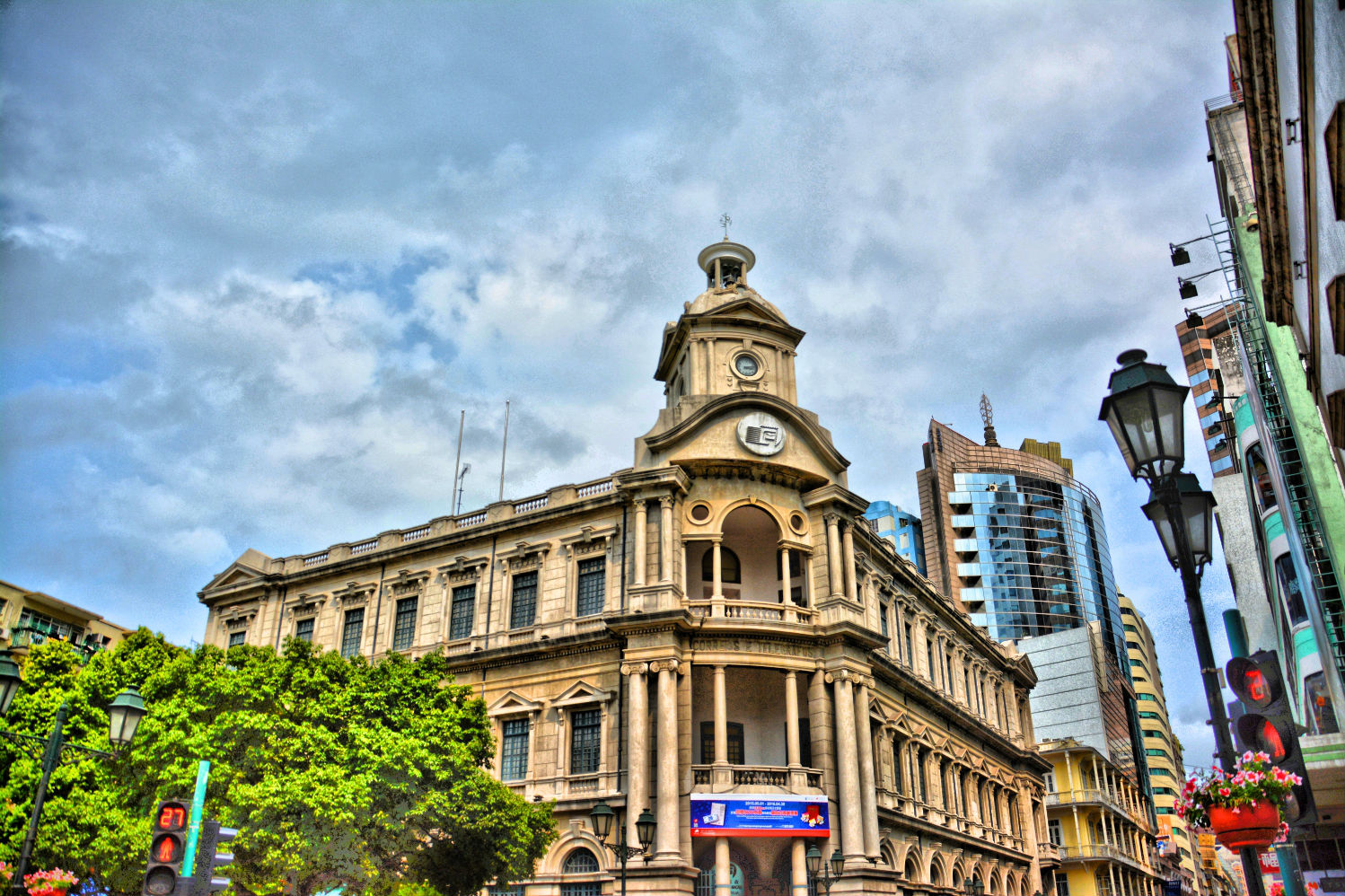 议事亭前地(葡萄牙语:largo do senado)俗称「喷水池」,是中国澳门的