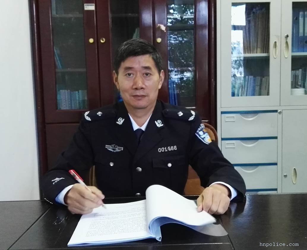 毕业于中国刑警学院,大学本科,法学学士,中共党员,湖南省邵阳市洞口县