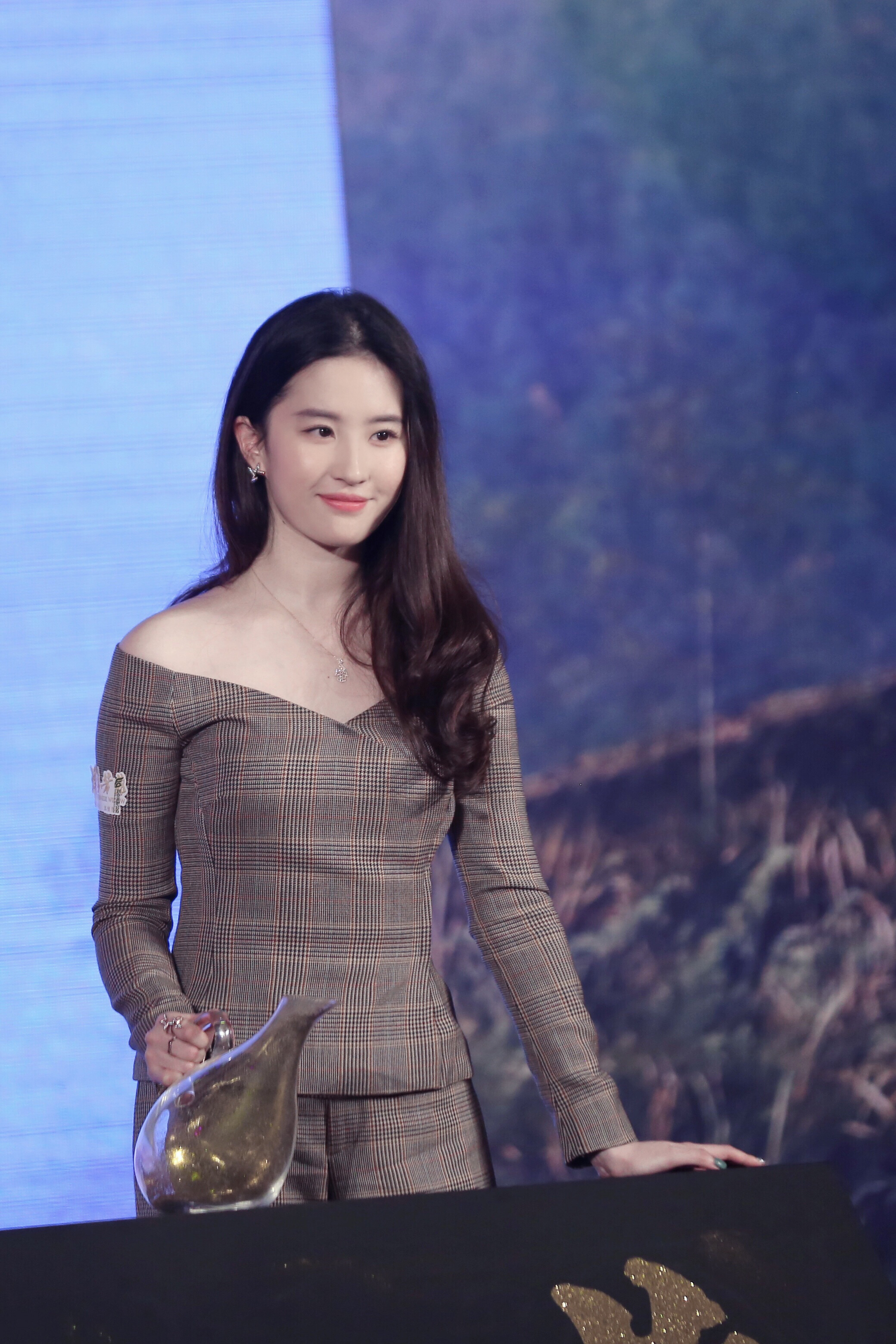  p>刘亦菲,1987年8月25日出生于湖北省武汉市,华语影视女演员,歌手