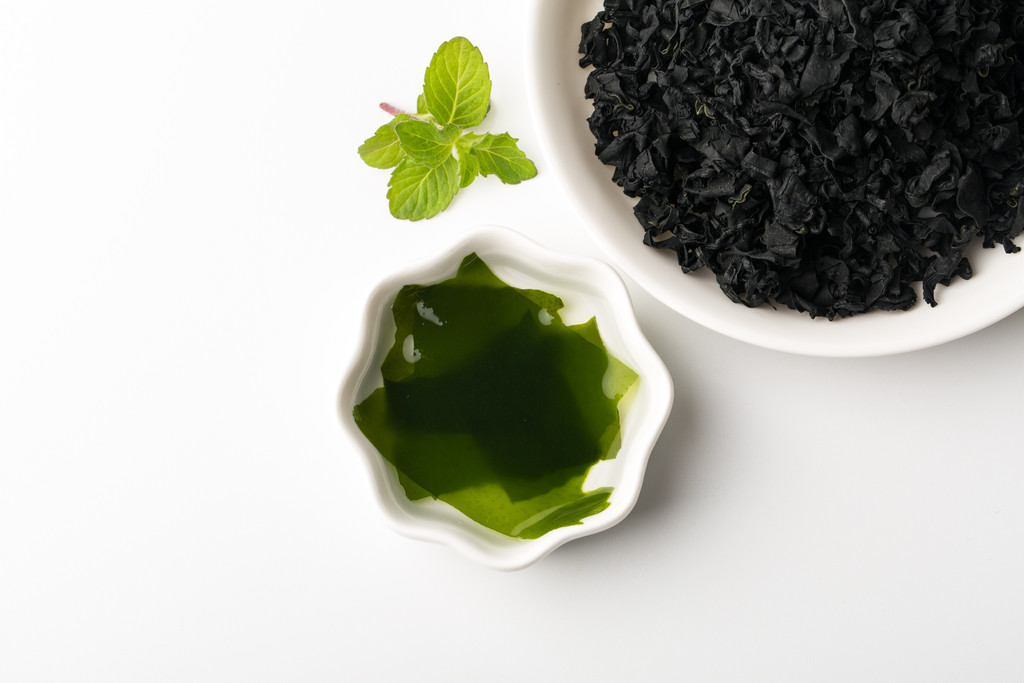  p>螺旋藻(学名: i>spirulina /i>),属于蓝藻门,蓝藻纲,颤藻科,螺旋藻