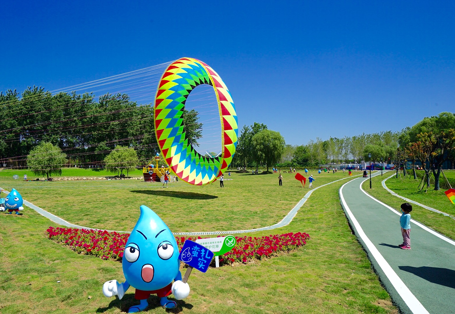  p>武汉花世界位于武汉东西湖区石榴红村汉江江畔,占地面积800亩,是