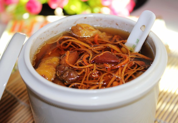  p>虫草花炖瘦肉是一道美味的菜肴. /p>