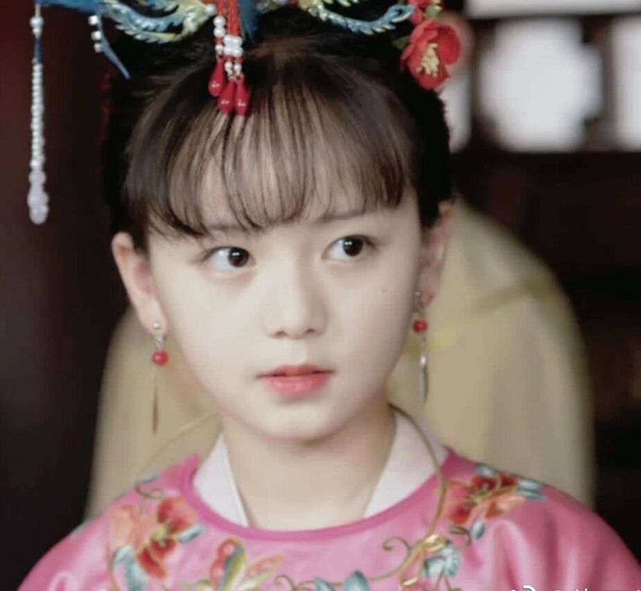  p>钟熠璠,2005年5月1日出生于黑龙江省鹤岗市,中国内地女演员.