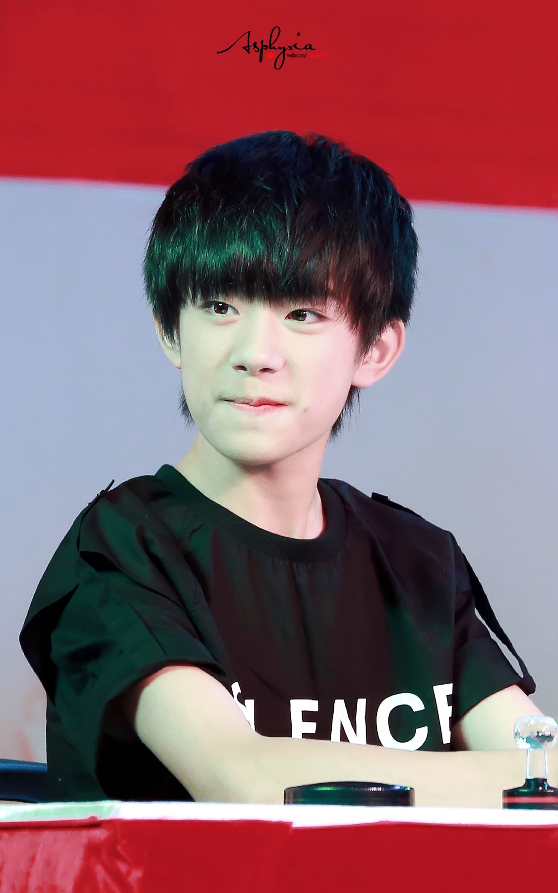  p>易烊千玺,2000年11月28日生于湖南怀化,中国内地男演员,歌手,舞者