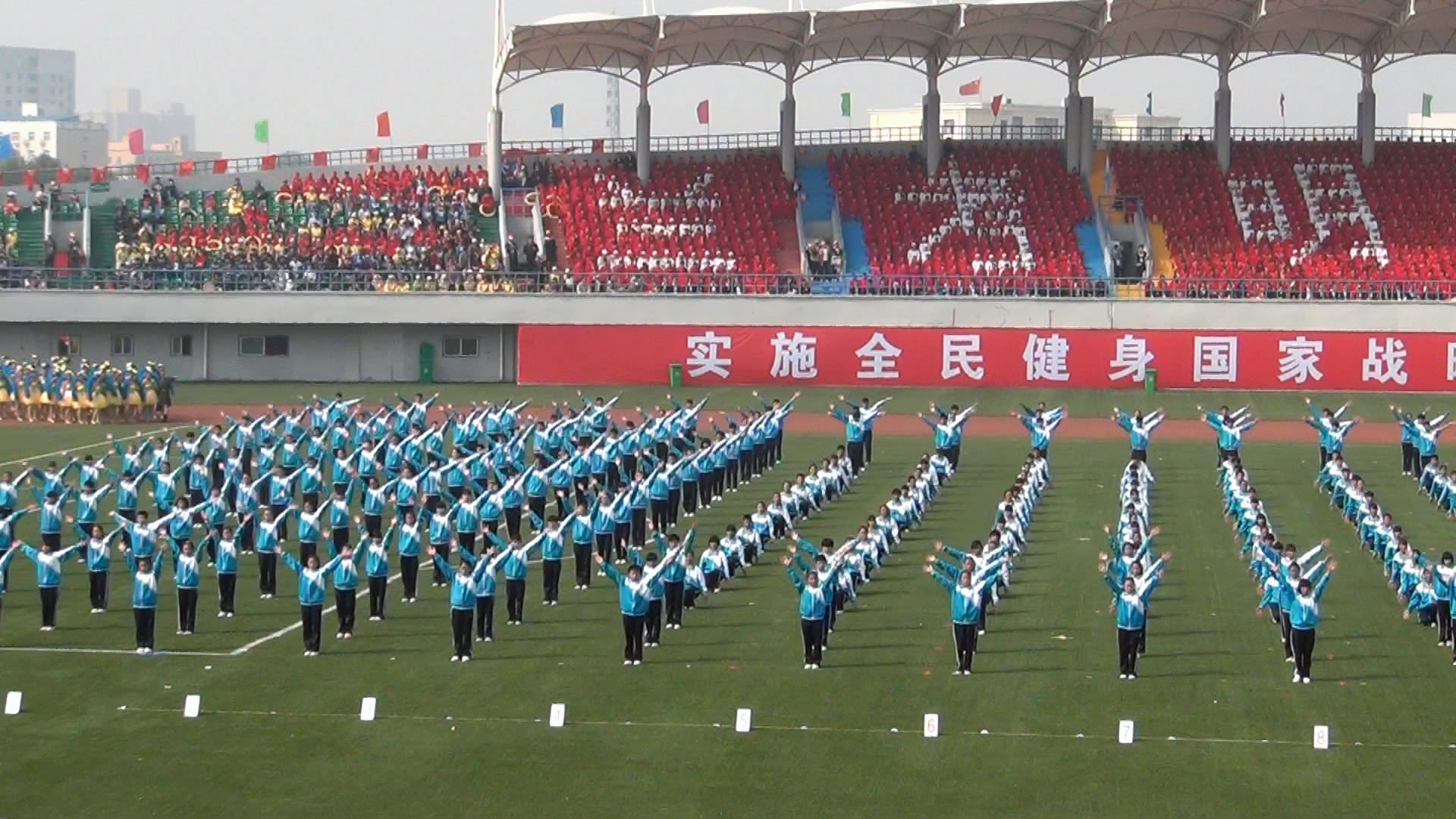  p>兰考县星河中学位于兰考县产业集聚区中州路中段,占地40亩,拥有30