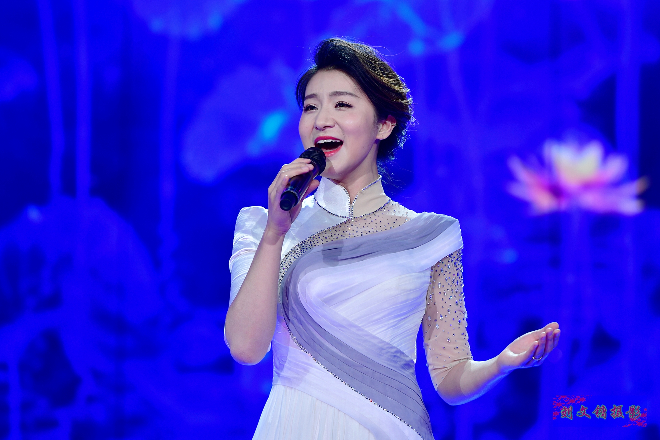  p>张红丽,1988年9月18日出生于山西省忻州市,中国内地歌唱演员.