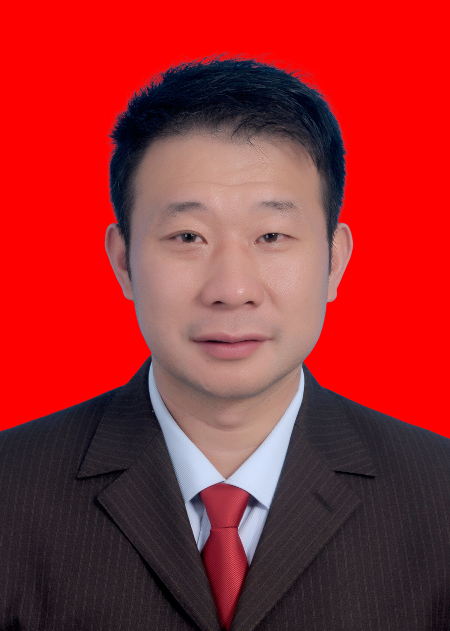 1977年7月出生,全日制教育中专,在职研究生学历,湖南安化县长塘镇人