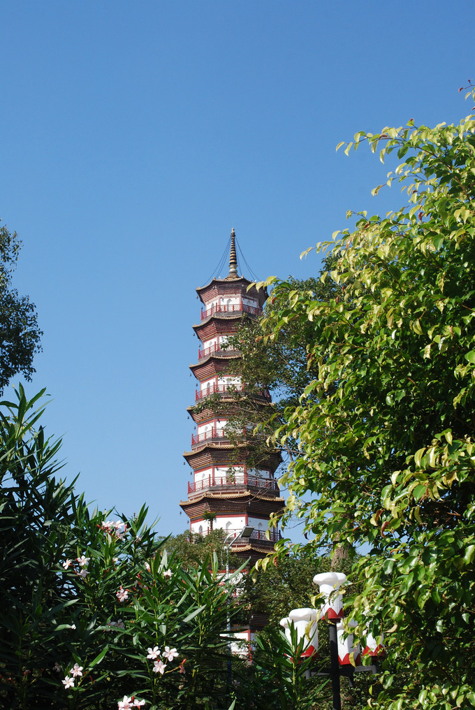  p>赤岗塔公园位于广州市海珠区赤岗五凤村赤岗古塔的旧址之上,从城市