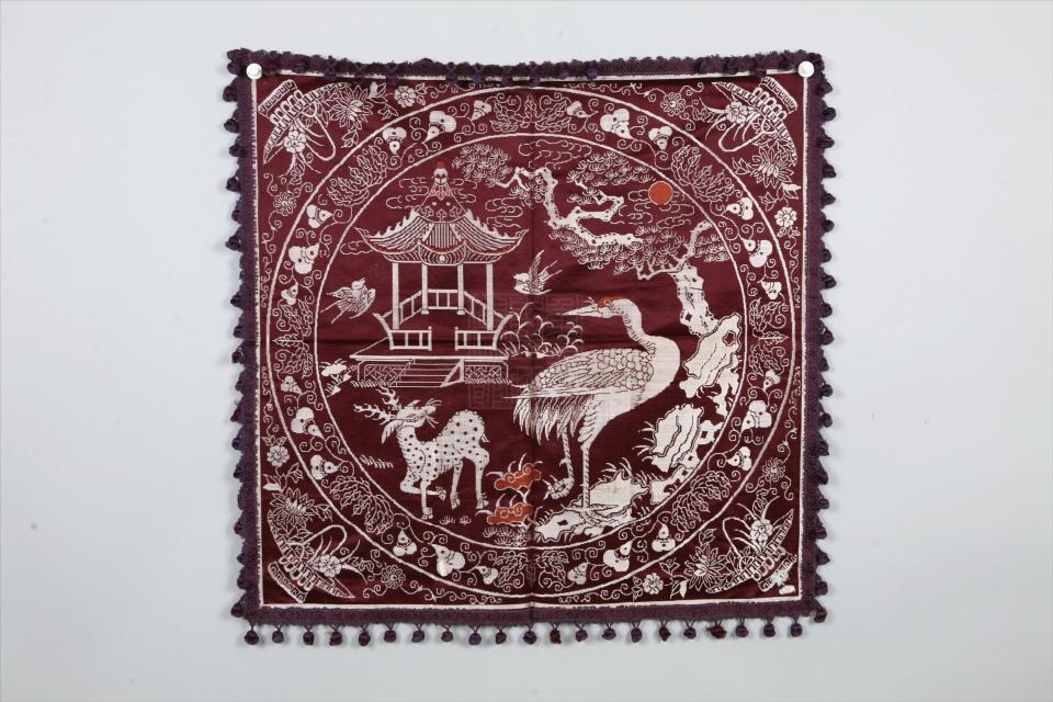 民国绛红缎面织花台布
